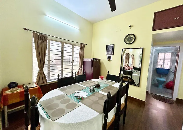 Retro Style 2Bhk Near Salt Lake Sector 5 Metro Station