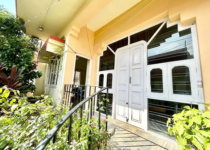 Retro Style 2Bhk Near Salt Lake Sector 5 Metro Station